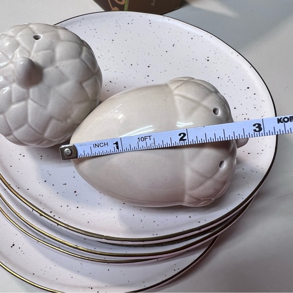 Vintage Acorn Cream Ceramic Minimalist salt and Pepper set - Picture 6 of 7